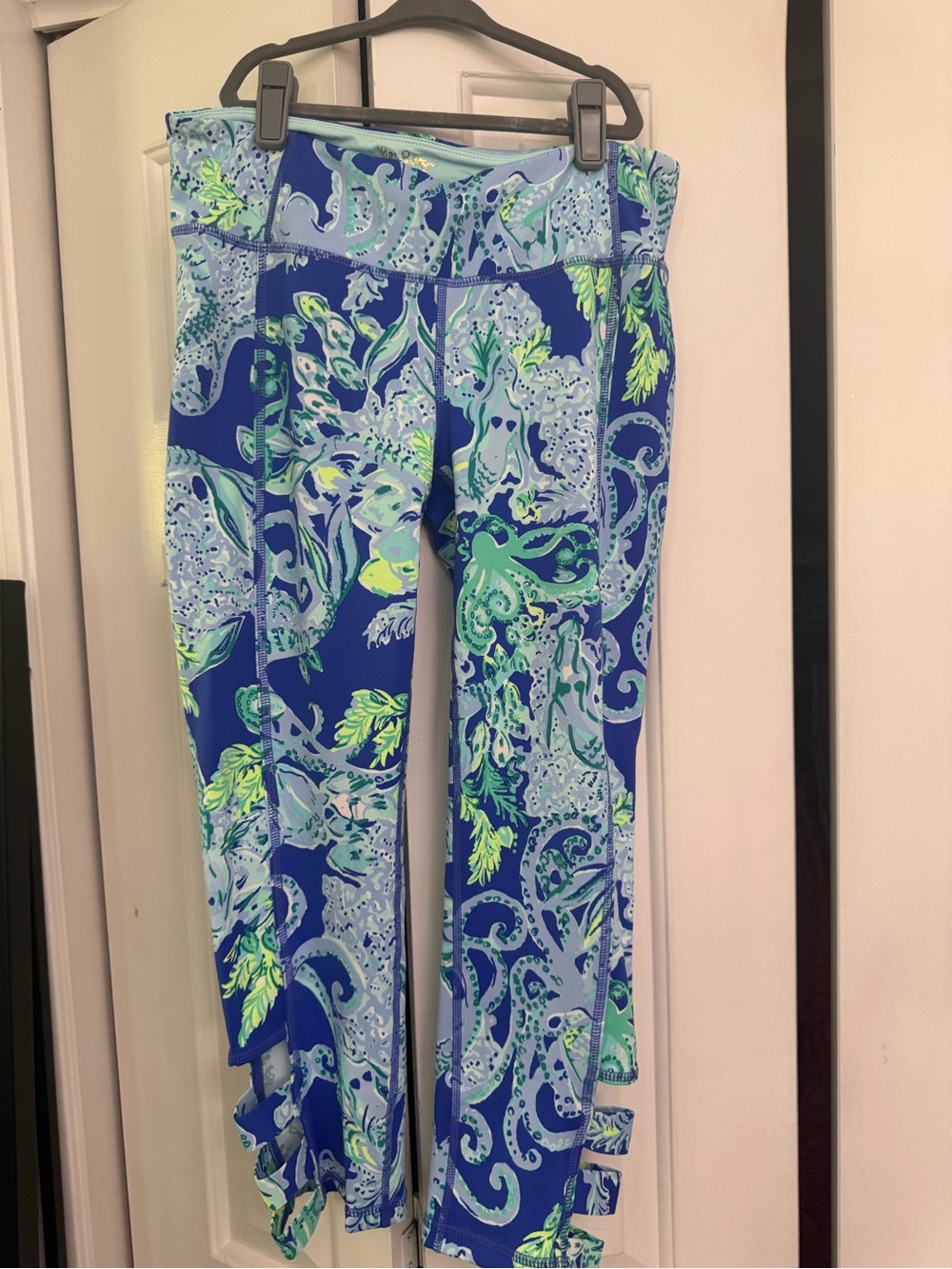 Lilly Pulitzer Luxletic Weekend Cropped Leggings in Sea Sirens